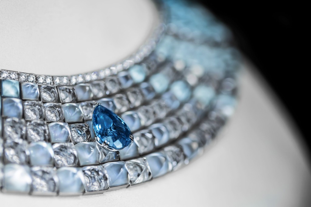 Pain de Sucre Joyful Attitude系列项链，营造恍如波光粼粼的深浅蓝调水面，中央更镶有单颗水滴形海蓝宝石。。