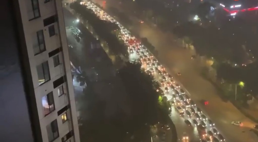 深圳多區出現嚴重水浸。