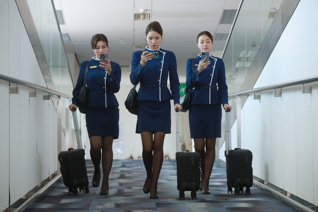 刘颖镟（中）在这套剧入面，基本上都穿空姐服亮相。