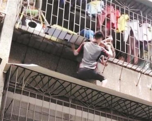 廣州番禺市橋一名男童頭卡3樓防盜網，快遞員徒手爬樓托舉救人。(網圖)