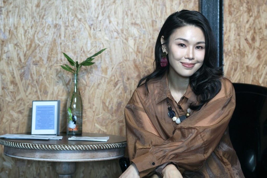 何嘉莉在劇中飾演朱謙其中一位太太。