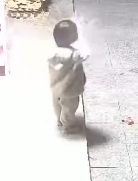 閉路電影拍下小孩將砂炮放入的情景。抖音@看齊新聞 閉路電影拍下小孩將砂炮放入的情景。抖音@看齊新聞