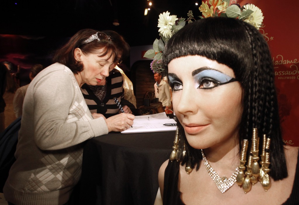伊利沙伯泰莱（Elizabeth Taylor）饰演的埃及妖后经典到连梅莎夫人蜡像馆也为她造蜡像。图摄于2011年荷里活梅莎夫人蜡像馆。 路透社