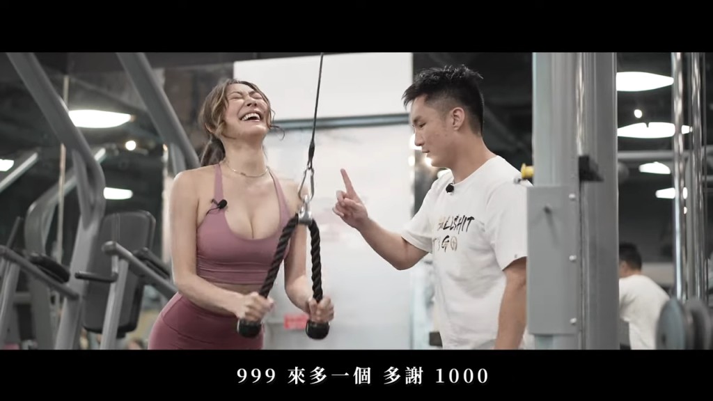 松岡用滑輪機練手臂肌,攰到嗌的她表情好痛苦。