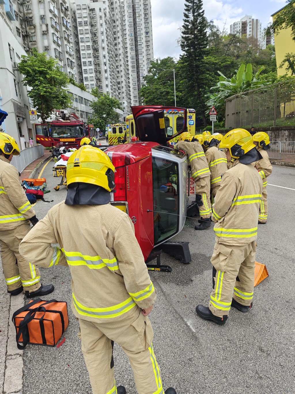 大批消防拯救被困的士司机。