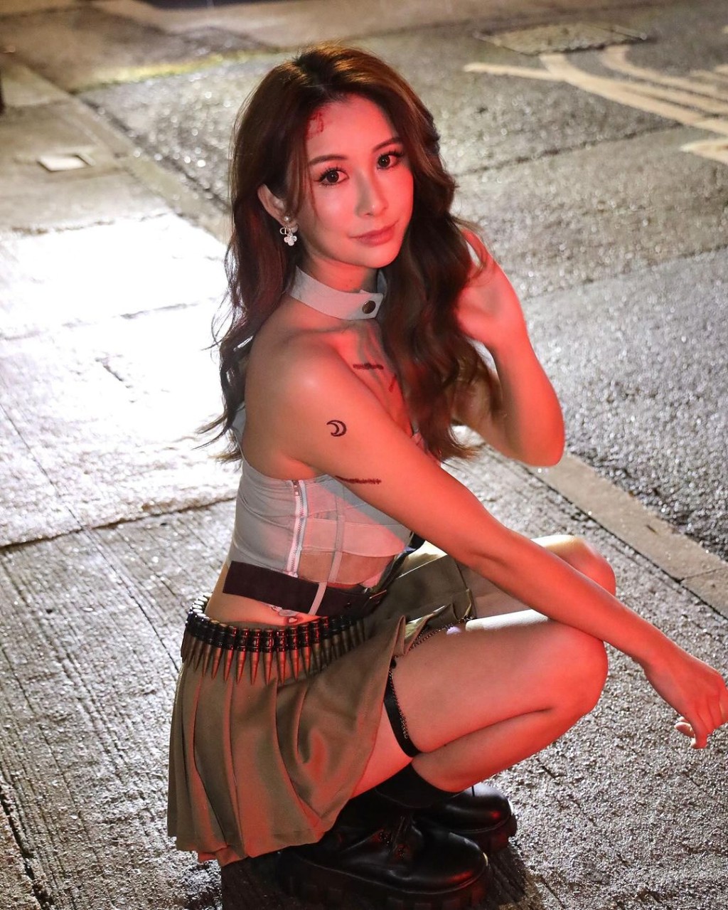 黃婉恩則以Tube Top配短裙,再襯上一對黑色長靴,十分型格。 黃婉恩則以Tube Top配短裙,再襯上一對黑色長靴,十分型格。
