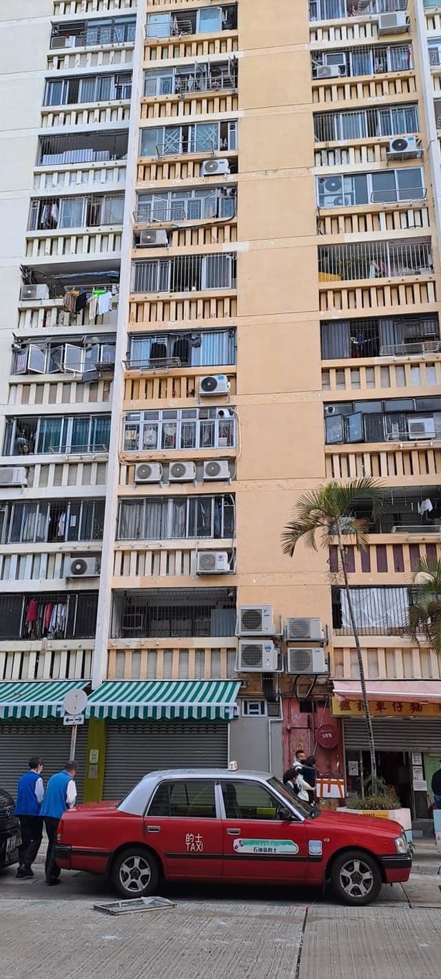 一隻鋁窗由香港仔華富邨華安樓墮下擊中的士。fb香港突發事故報料區