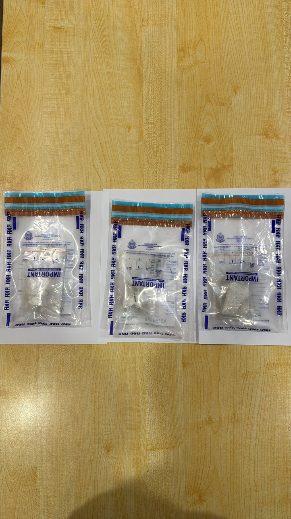 觀塘單位變毒窟 警檢12萬元貨拘15男女。警方圖片 觀塘單位變毒窟 警檢12萬元貨拘15男女。警方圖片