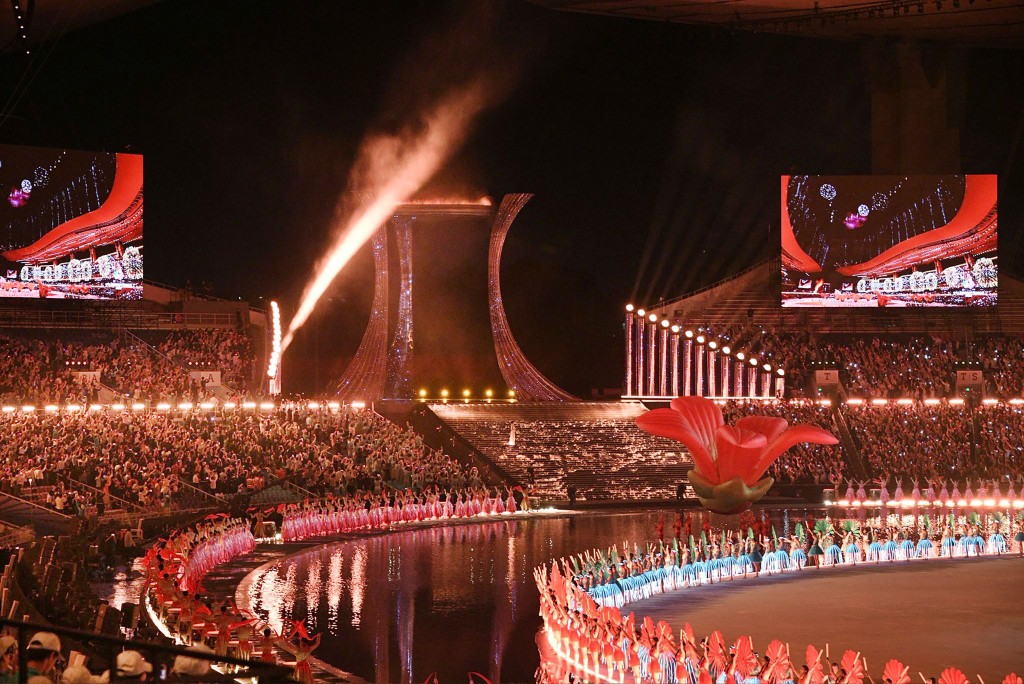 第十五屆全國運動會開幕式在廣東奧林匹克體育中心舉行。陳浩元攝