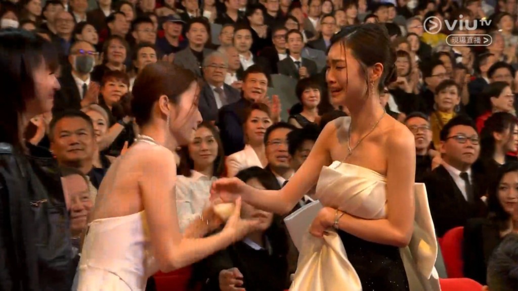 祝紫嫣和許恩怡恭喜謝咏欣再次獲獎。