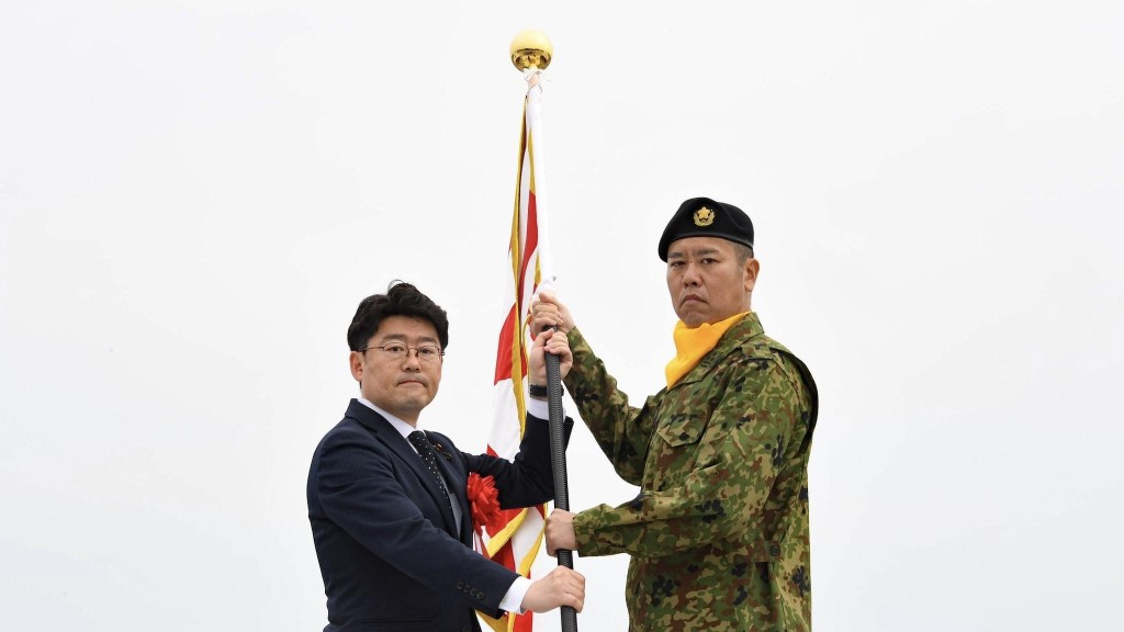 防衛省副大臣鬼木誠（左）向日本第七地對艦導彈連隊授旗。 陸上自衛隊西部方面隊fb