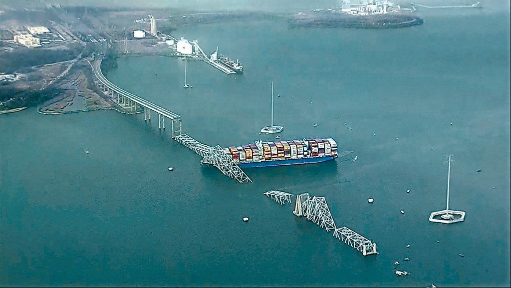 被撞斷大橋的空中俯瞰圖。
