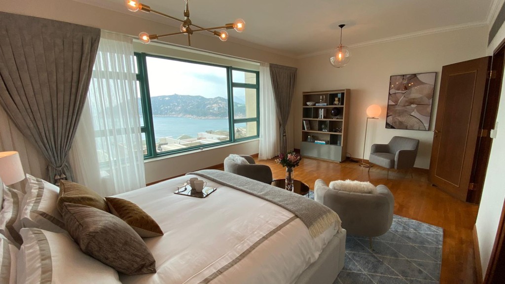 套房面積大，裝潢以灰色為主，甚有格調。