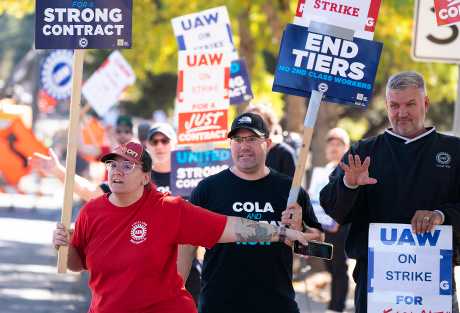 UAW工會在俄勒岡州的佳士拿零件配送中心外設置了罷工糾察隊。美聯社