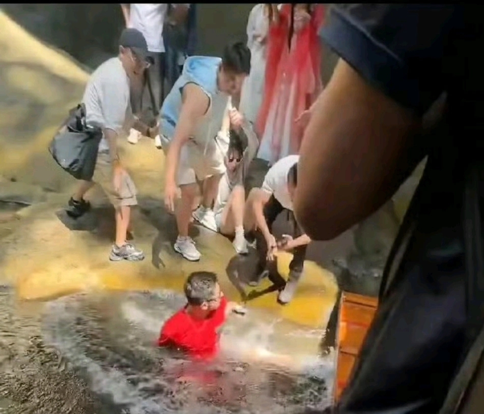 張繼科疑滑腳跌落水。