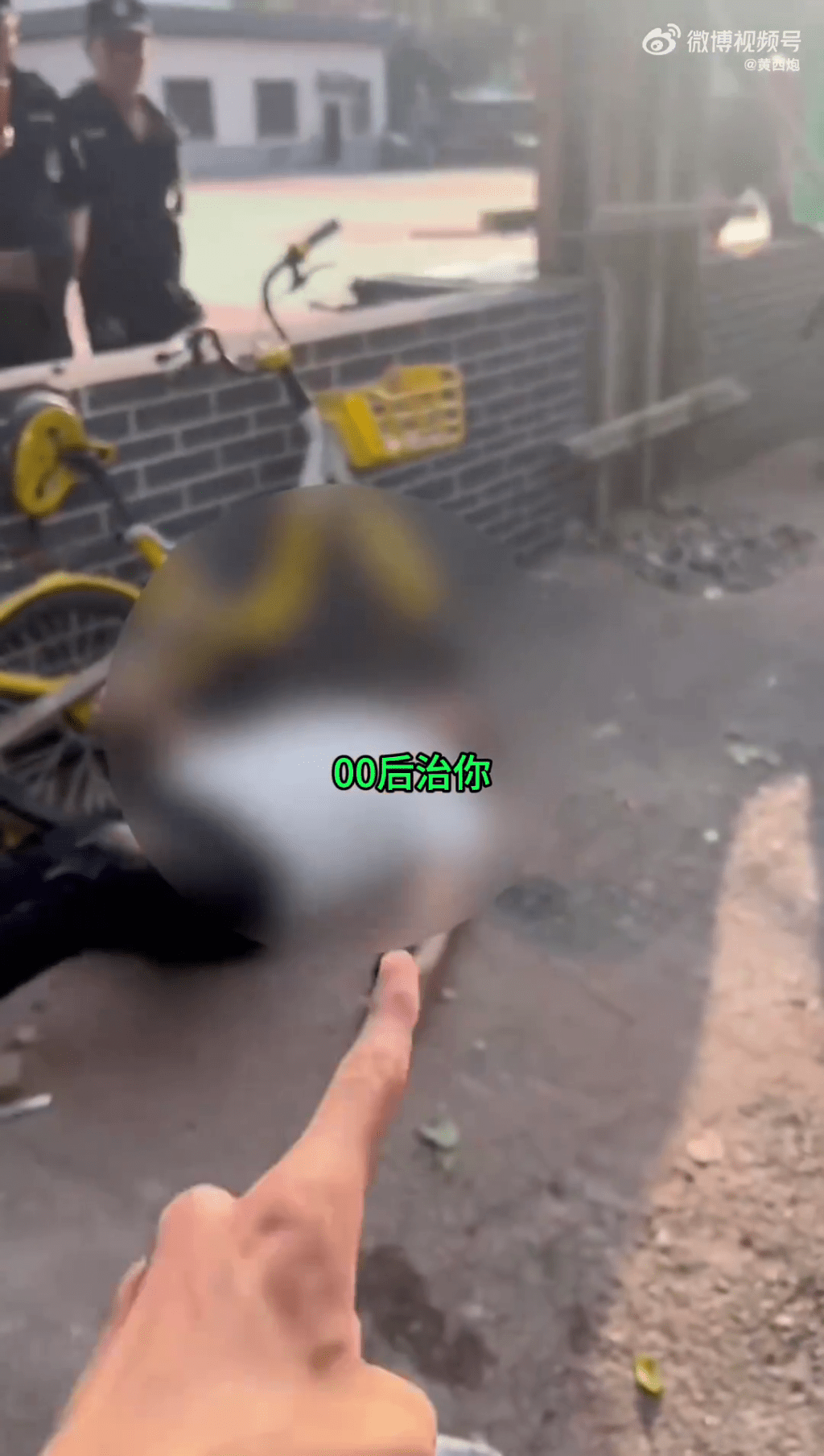 單車男被撞倒地,撞人司機邊解釋邊指罵。 單車男被撞倒地,撞人司機邊解釋邊指罵。