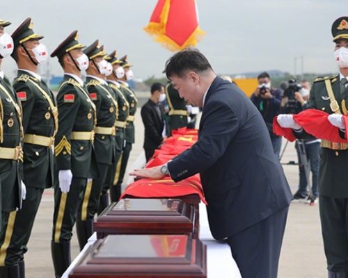 中韓雙方交接第八批在韓志願軍烈士遺骸。