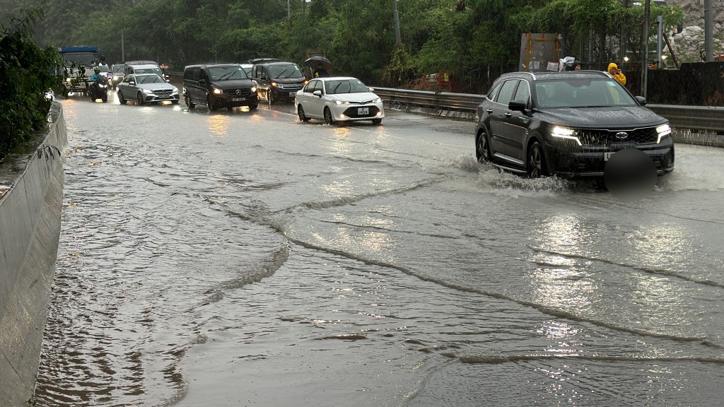 車輛涉水而行。