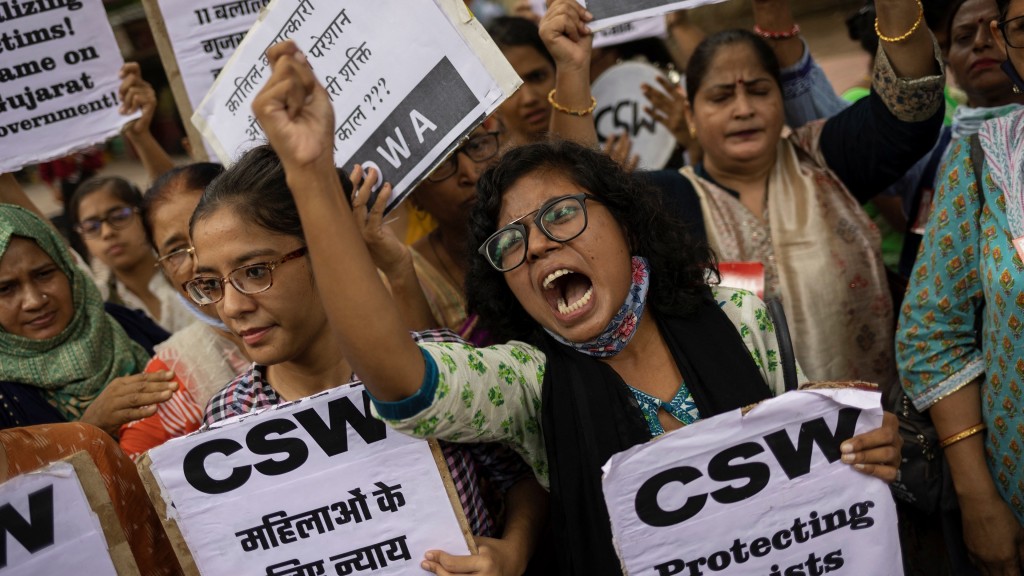 2022年11名强奸犯获释引爆全国怒火，新德里示威者激动喊口号。 路透社