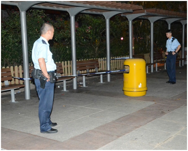 警方封鎖仁愛街公園內的長櫈調查。