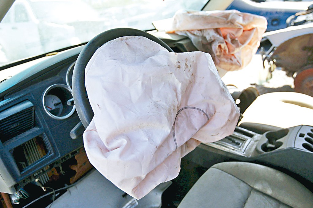 彈出後的高田安全氣袋。　