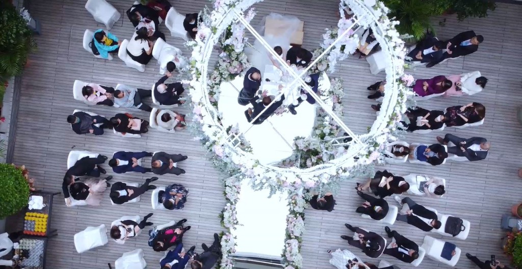 只有50位親友參與婚禮。