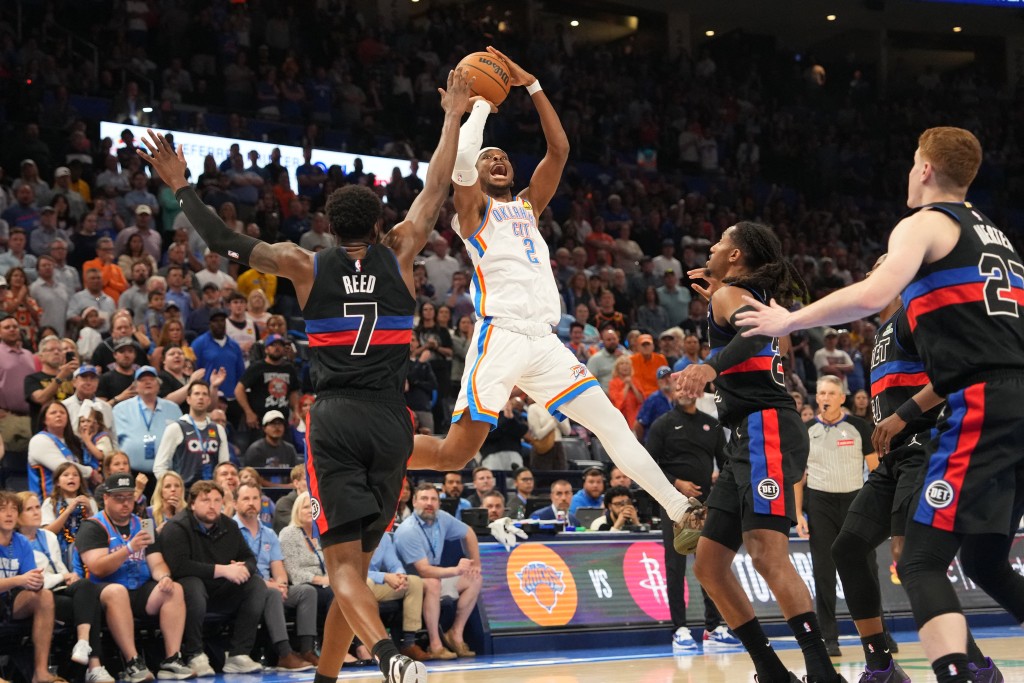 SGA把握機會出手3分命中，惟被裁判吹進攻犯規在先因此入球無效。AFP