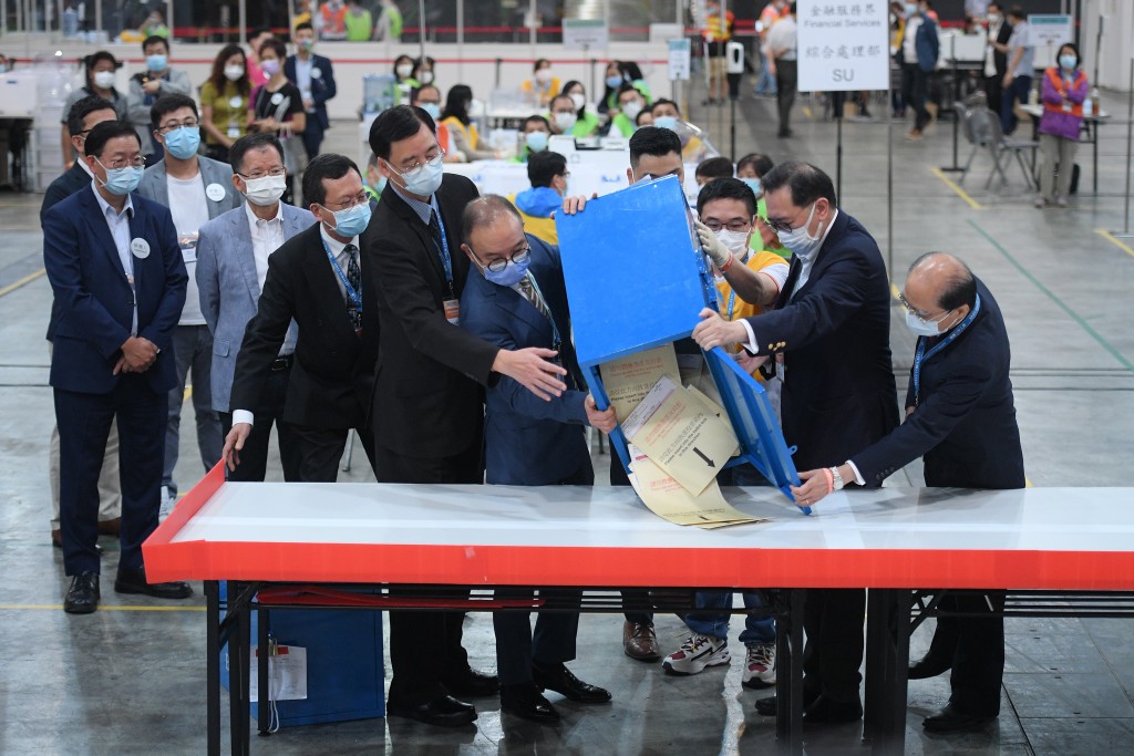 曾國衞任內順利完成了完善選舉制度後首次立法會選舉投票。