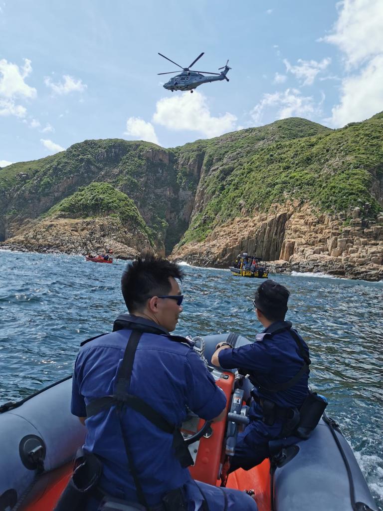 上周六6名獨木舟人士被困於西貢吊鐘洲金魚擺尾石附近海面,水警、消防處及政府飛服務隊人員到場採取聯合救援行動。