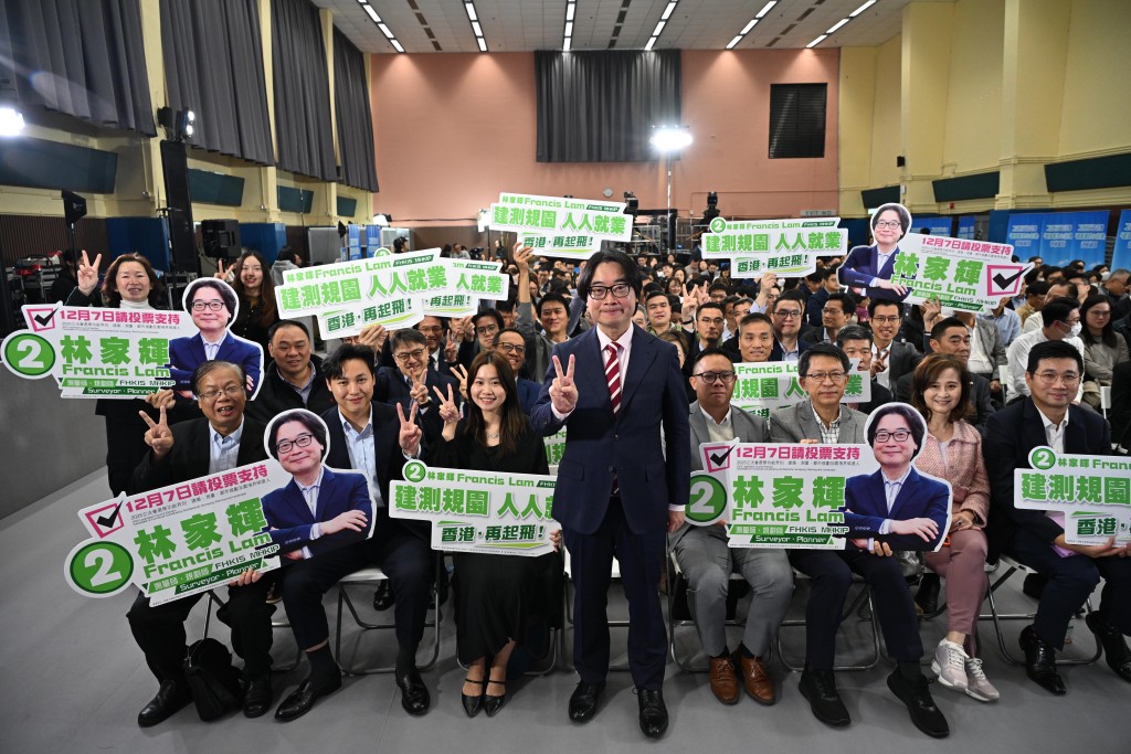 林家輝與支持者。 林家輝與支持者。