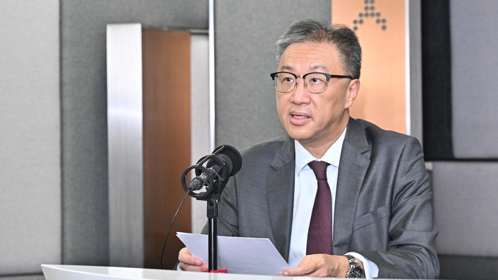 選管會主席陸啟康表示,選舉事務處要調配超過30,000名選舉工作人員,於投票日負責投票、點票和支援工作。政府新聞處圖片