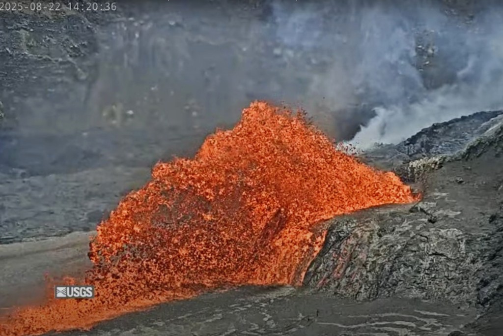夏威夷幾勞亞火山爆發,暫無危險可近距觀賞熔岩噴泉。 美聯社/USGS 夏威夷幾勞亞火山爆發,暫無危險可近距觀賞熔岩噴泉。 美聯社/USGS