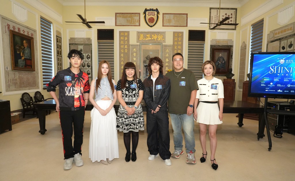譚毓楨主席（左三）與Mike（右三） 、雲浩影（左二）、劉洋（右二）、龍婷（右一）及余宗遙Dez（左一）。
