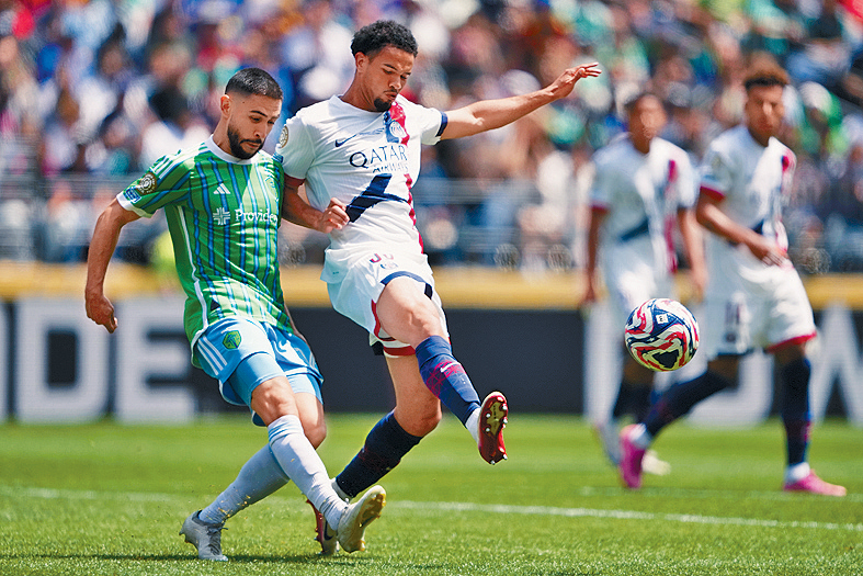 PSG(白衫)B組首名出線。