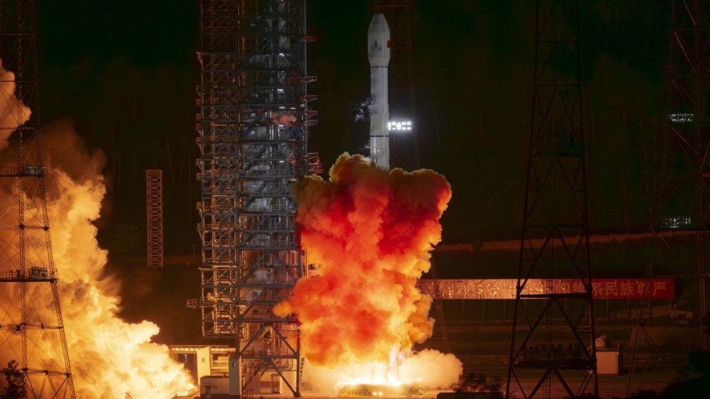 2025年5月，長征三號乙運載火箭，將行星探測工程天問二號探測器發射升空。新華社