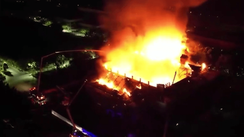 河南大學大禮堂失火，火勢猛烈。