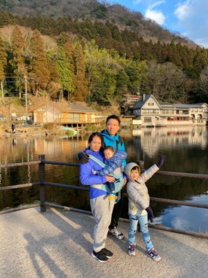 有一個任職機艙服務員的媽媽，兩姊妹比起其他同齡孩子有更多出國旅行的機會，Terence更希望將來有機會帶女兒探望她們的助養孩子，讓她們看見不一樣的世界。