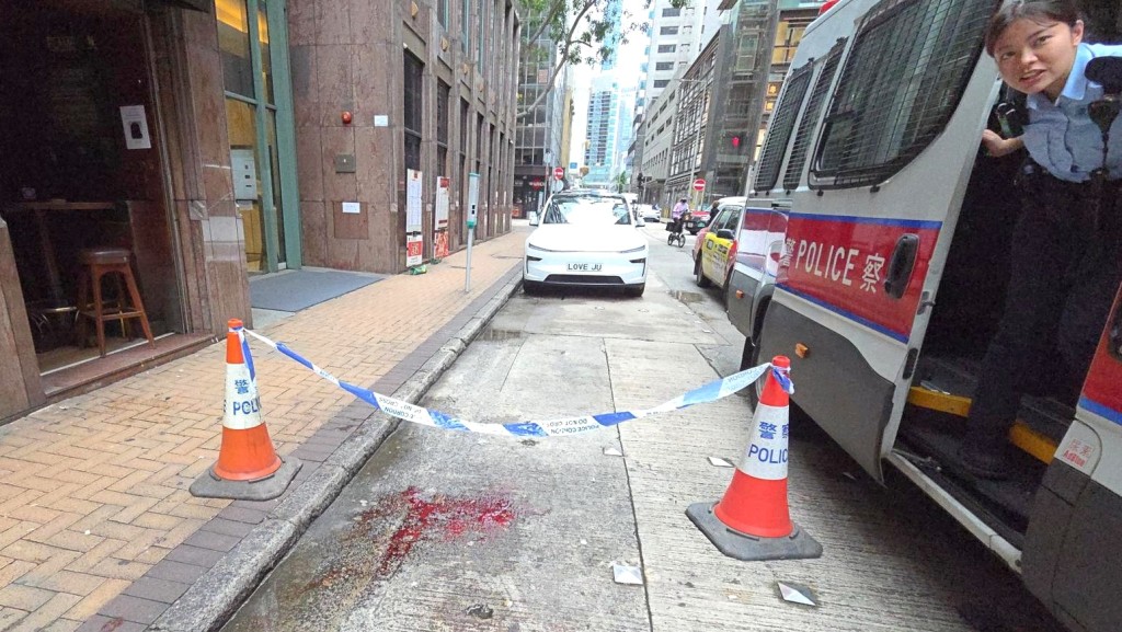 现场遗下一滩血迹，警员到场调查。