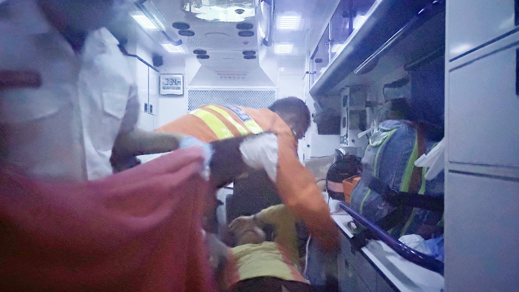 男工受伤由救护车送院。蔡楚辉摄