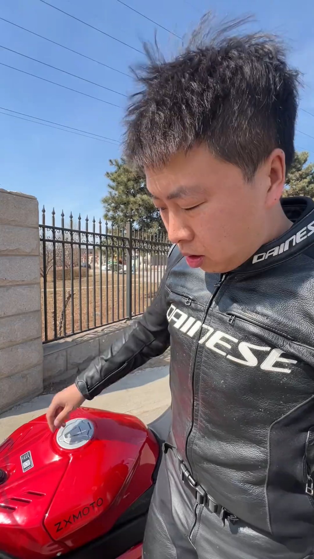 「黃油膩」試車途中不幸喪生。抖音@黃油膩的日常/縱覽新聞 「黃油膩」試車途中不幸喪生。抖音@黃油膩的日常/縱覽新聞