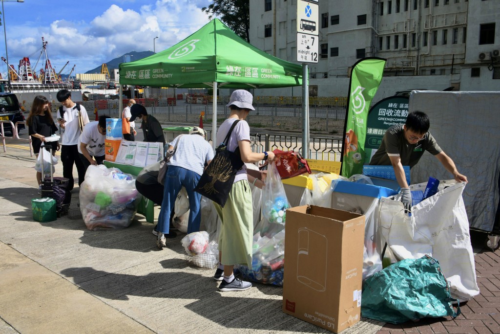 受訪市民建議政府設立更便利的回收設施及多用鼓勵方式推動減廢回收。 受訪市民建議政府設立更便利的回收設施及多用鼓勵方式推動減廢回收。