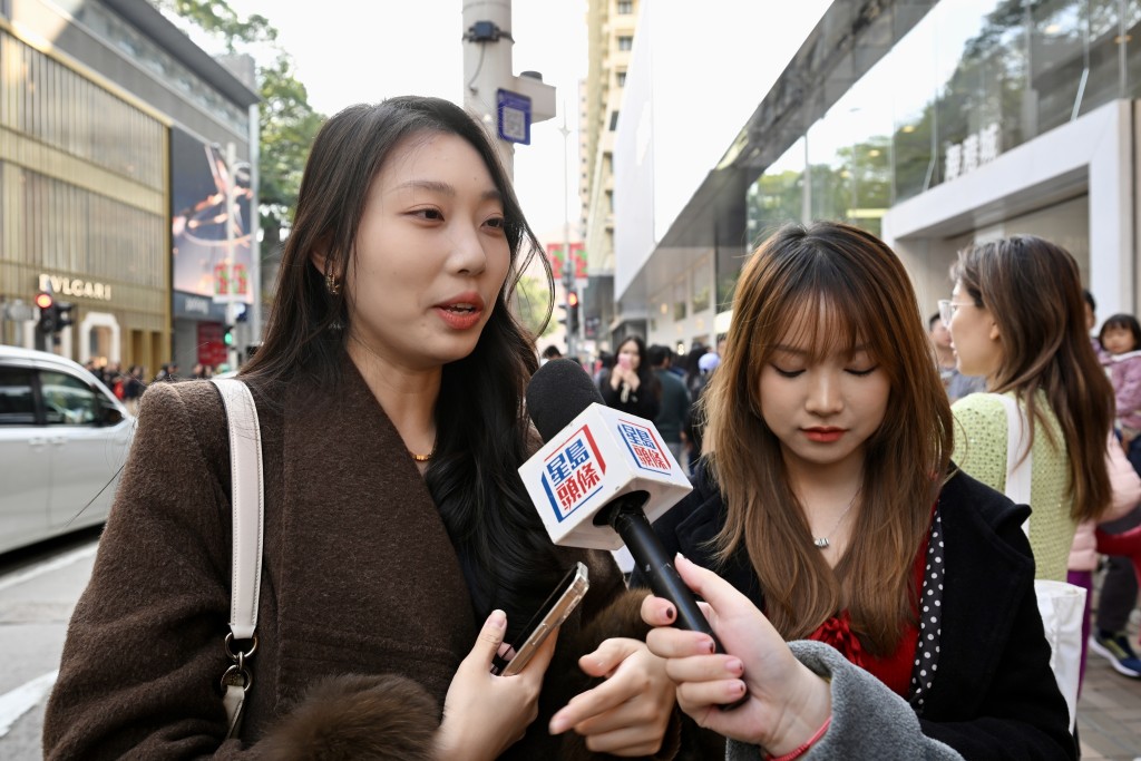 廣州旅客薛小姐（左）趁著周末和朋友來港遊玩1日。