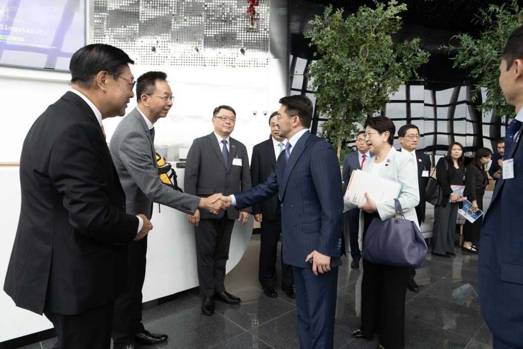 查逸超教授(左二)參觀哈薩克斯坦具規模的科技園區及創新生態平台 Astana Hub 查逸超教授(左二)參觀哈薩克斯坦具規模的科技園區及創新生態平台 Astana Hub