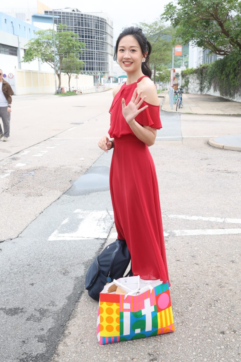 笑容甜美的紅裙佳麗，與台灣女星陳喬恩好似樣。