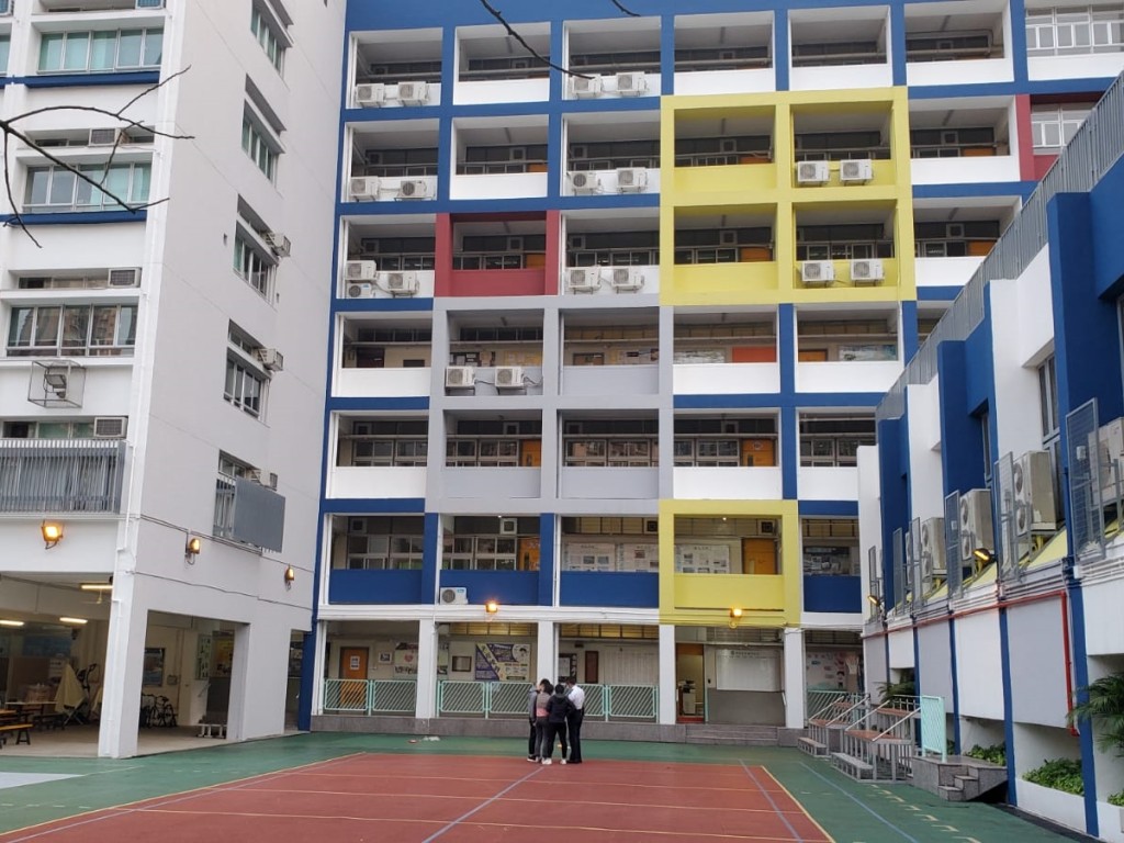 警員到校內調查。