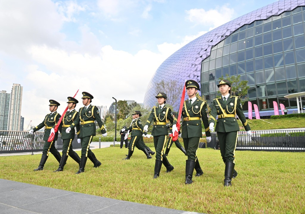 升旗儀式由香港青少年軍國旗護衛隊負責。羅淑佩FB圖片