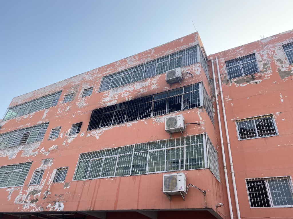 1月20日在河南省南阳市方城县独树镇砚山铺村英才学校拍摄的发生火灾的宿舍。  新华社