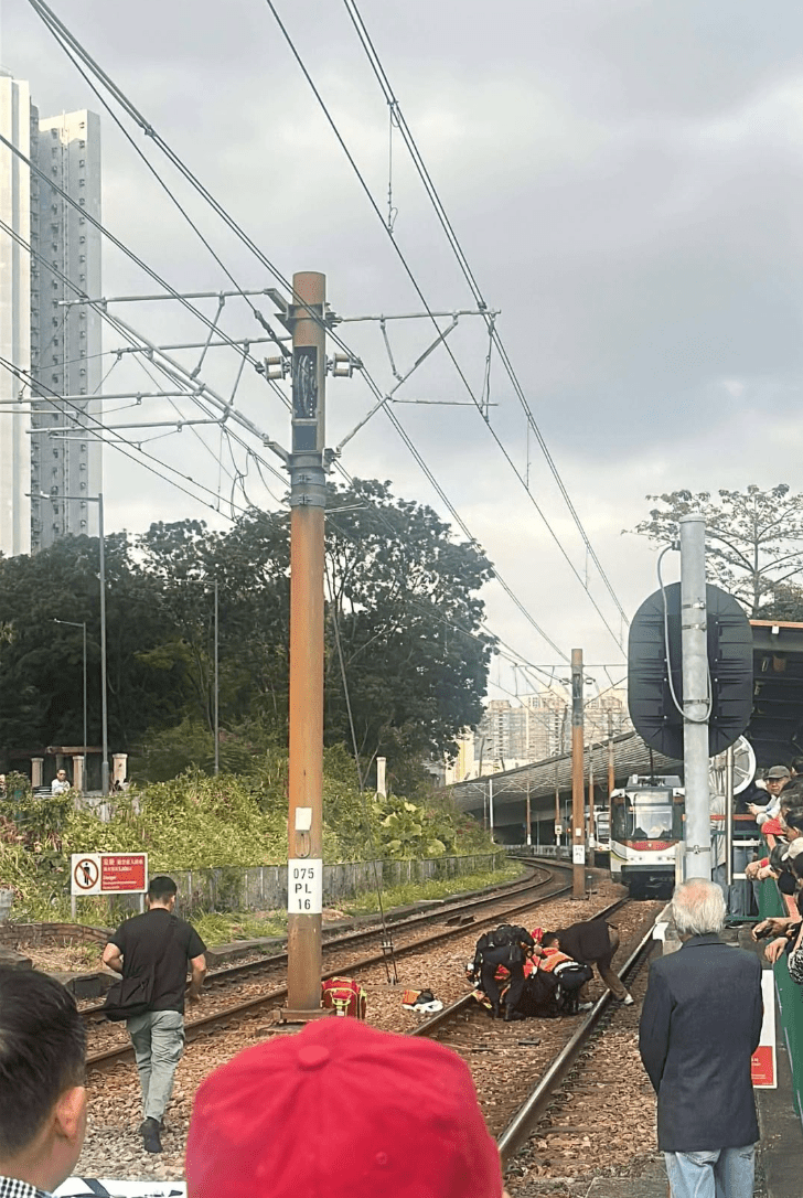 一名44歲姓崔的輪椅女子，在輕鐵蔡意橋站月台期間，疑因操作輪椅不當，不慎跌落路軌。fb@屯門友