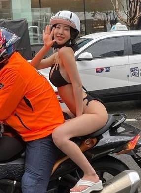 多名身穿比堅尼的女子坐著電單車後坐，穿梭南韓鬧市。(互聯網)