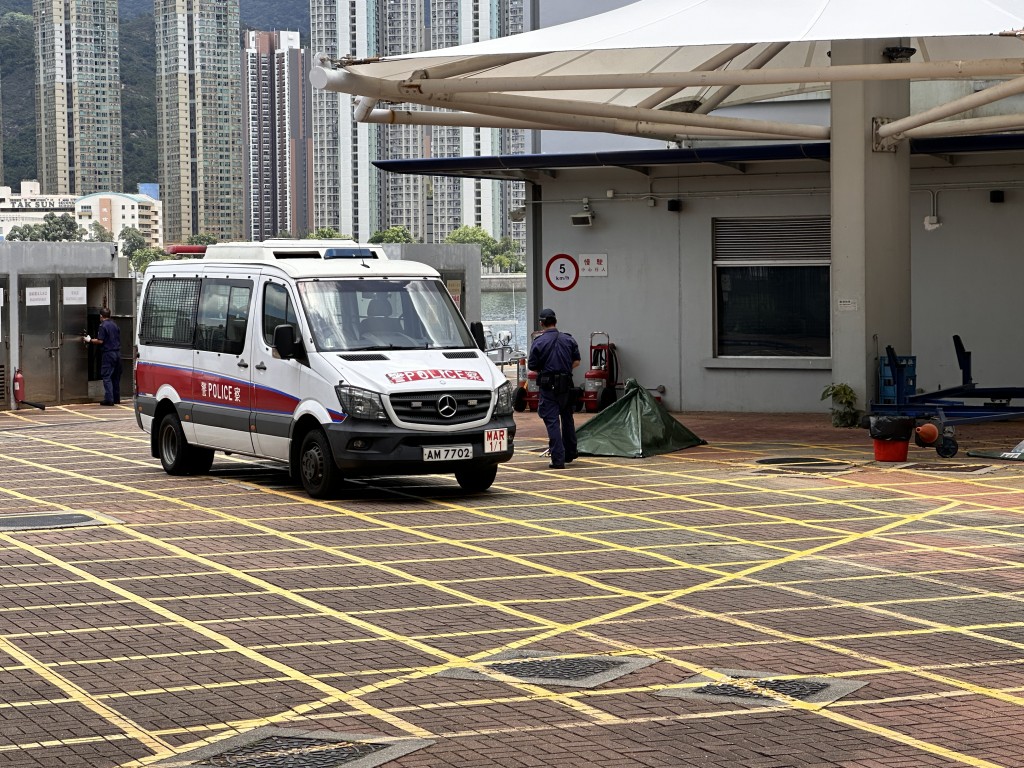 遗体被送往马料水水警基地。梁国峰摄